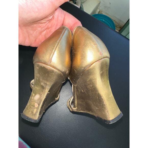 VINTAGE FERRAGAMO GOLD METALLIC LEATHER WEDGE HEELS RHINESTONE BUCKLE 7.5N - Picture 13 of 14